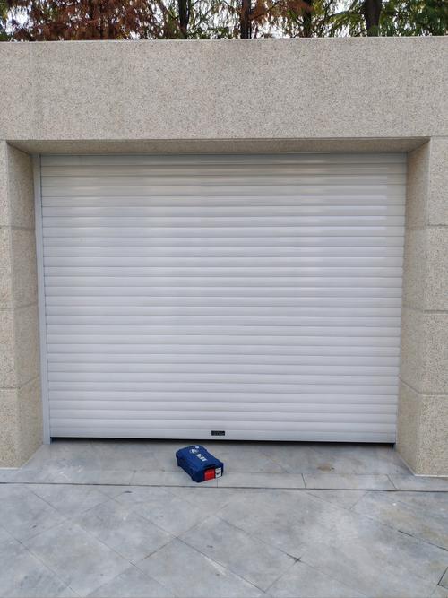 專業(yè)安裝維修 電動卷簾門、手動卷簾門與電動卷閘門的全方位服務指南